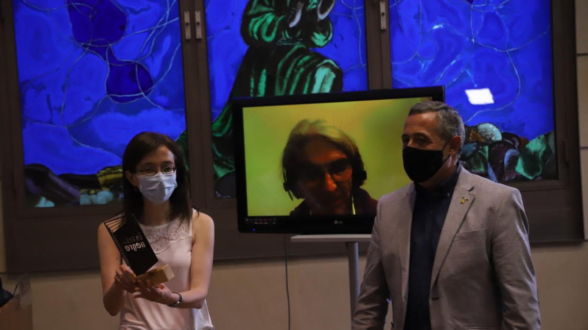 Eulàlia Pagès, directora de Pagès, y Joan Josep Ardanuy, del IEI, entregaron el premio virtual a Leon.