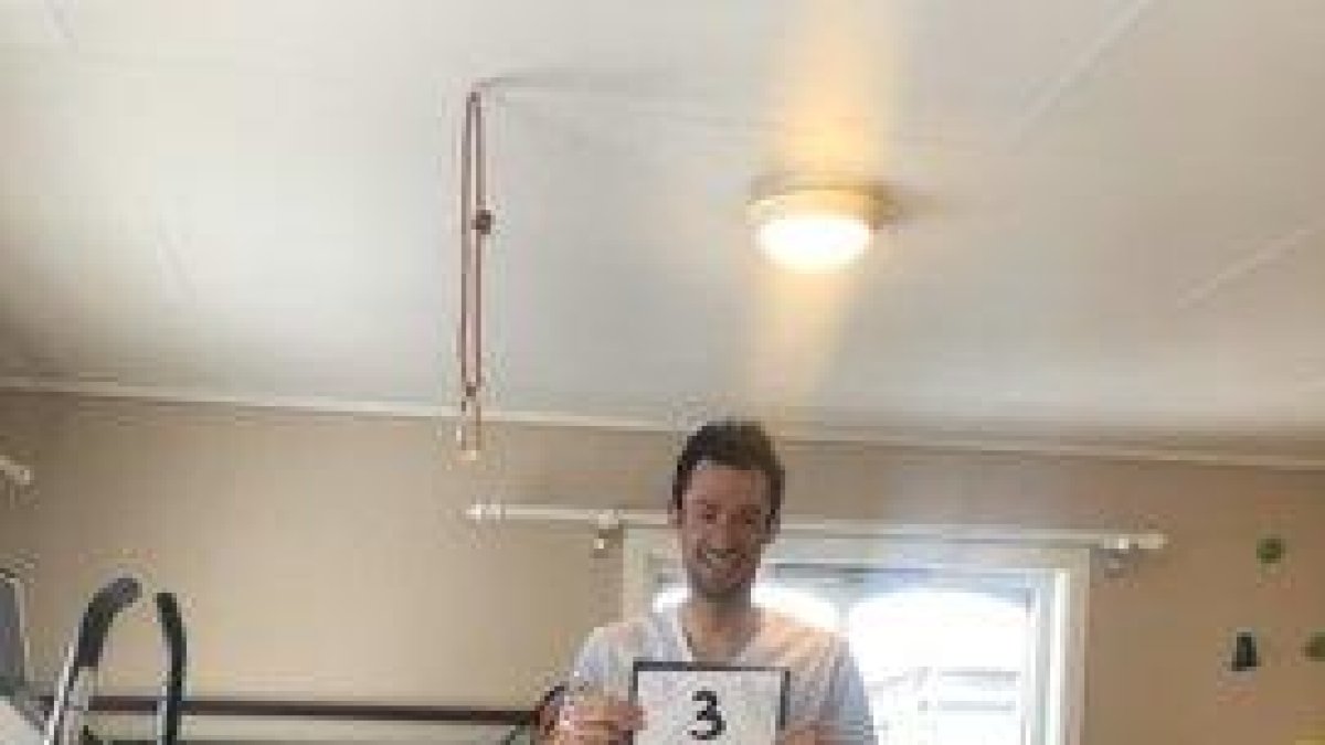 Kilian Jornet tras finalizar su reto. A la derecha, Raül Arenas corriendo en su domicilio de Tàrrega.