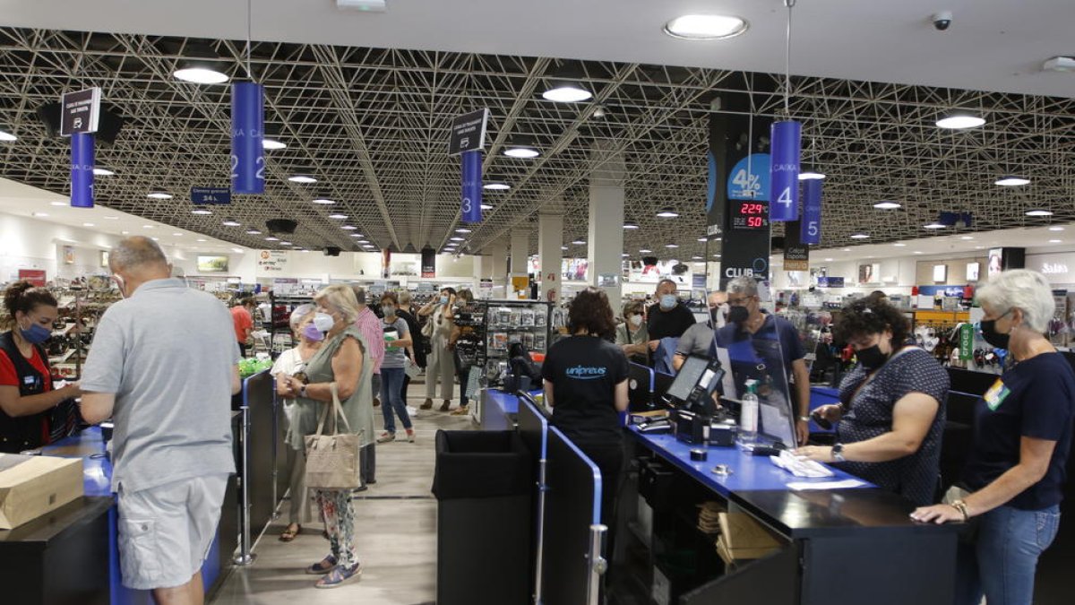 Colas para pagar en la tienda Wala de Lleida, ayer por la mañana.