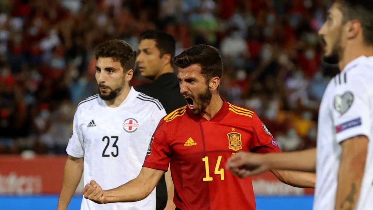 José Gayà celebra el primer gol de la selecció espanyola.
