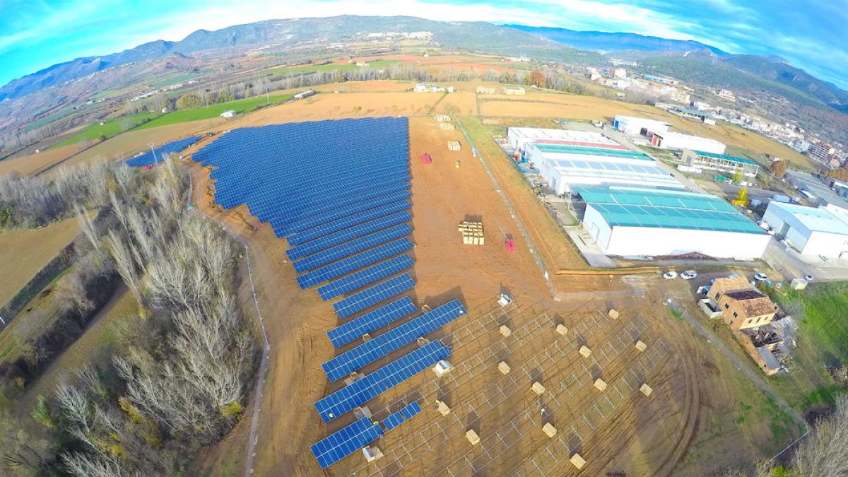 Paneles solares en Talarn, uno de los municipios que suspende licencias.
