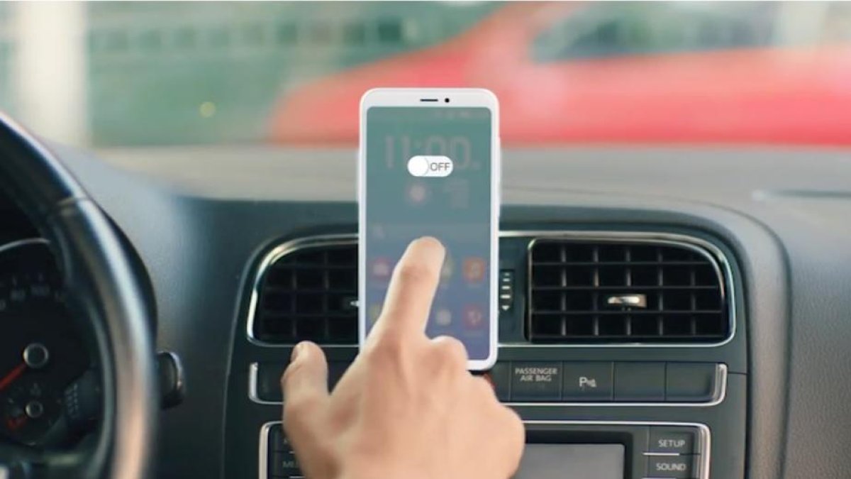 Imatge de la campanya en la qual Trànsit recomana apagar el mòbil quan es condueix.