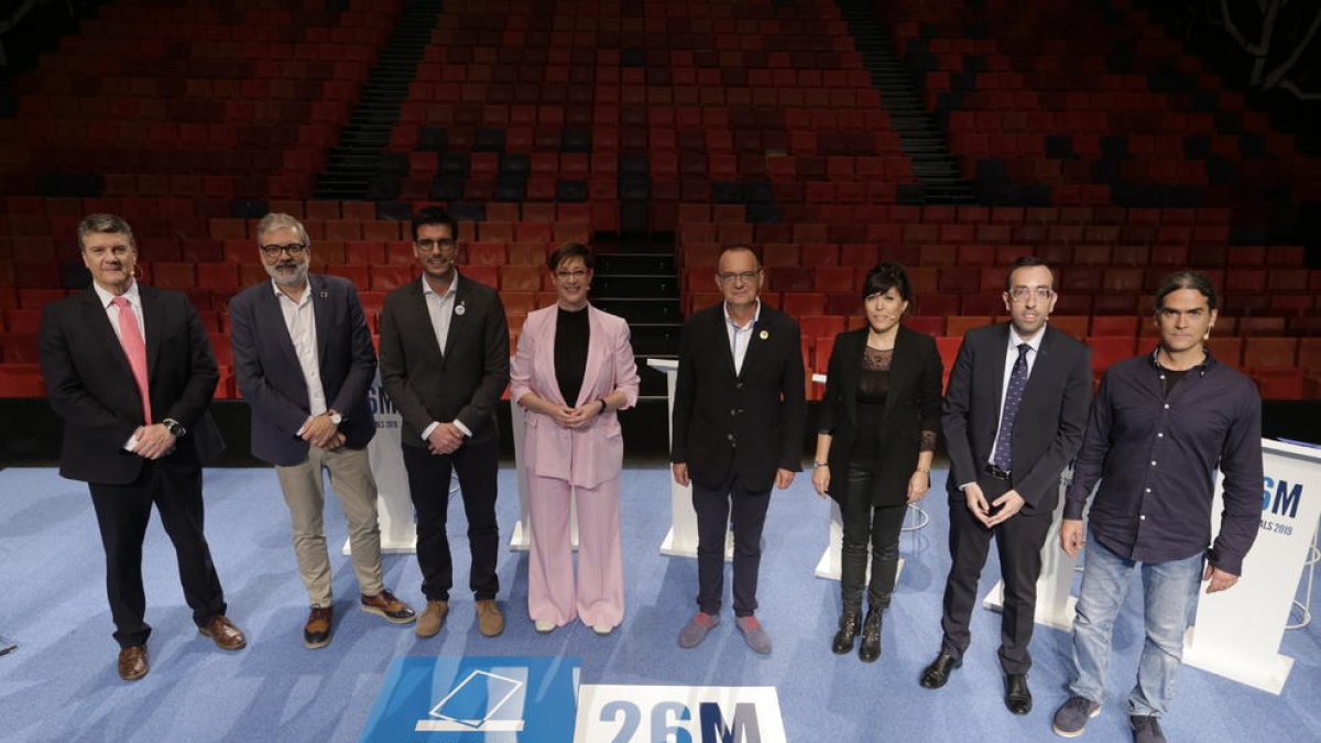 Fèlix Larrosa, Toni Postius, Ángeles Ribes, Miquel Pueyo, Rosa Peñafiel, Xavi Palau i Sergi Talamonte posen al costat del moderador del debat, Santi Roig.