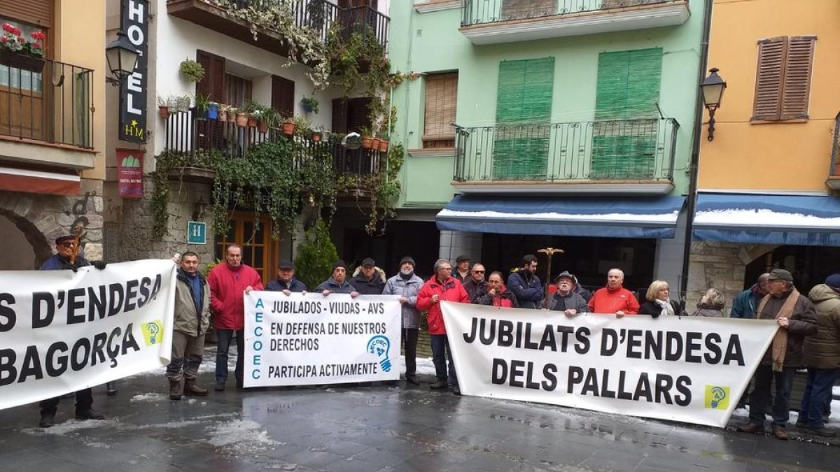Más de cien jubilados de Endesa protestan en El Pont de Suert
