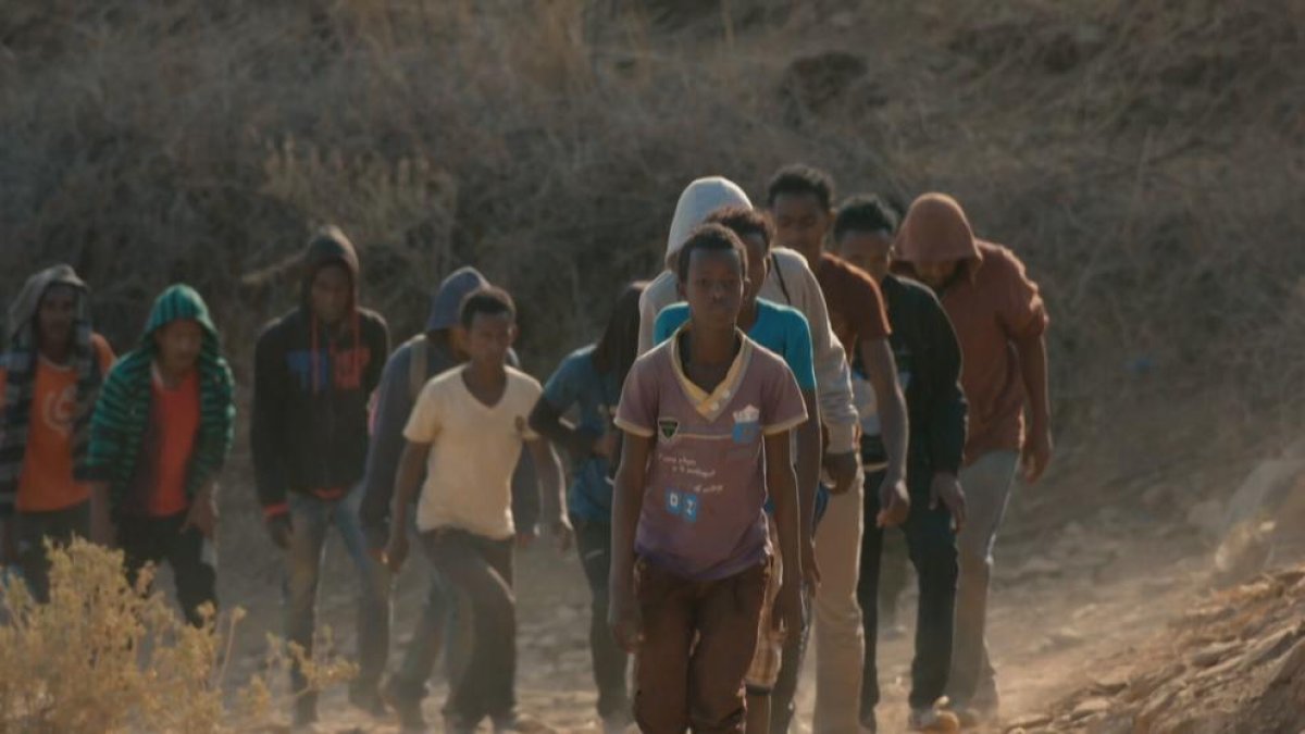 Un grupo de jóvenes ciudadanos eritreos, en su éxodo.