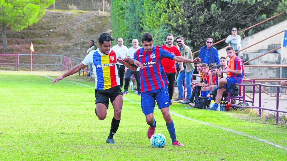 El jugador del Andorra B, Tarik Antonio Mebarak, sobrino de Shakira, pugna con un jugador local.