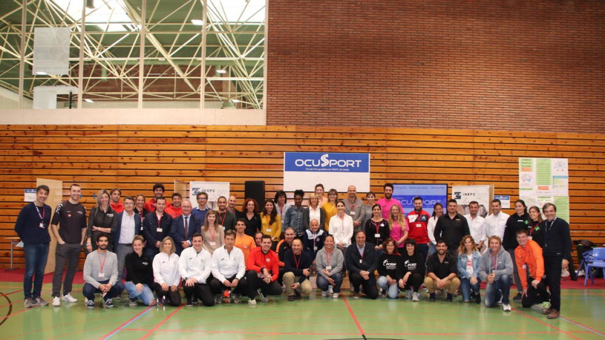 Foto de família d’expositors, ponents i personal docent de l’Inefc que van participar en la fira Ocusport.