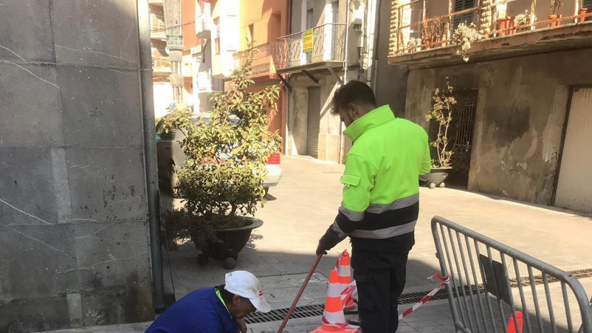 Operarios de la brigada trabajando en un sumidero.