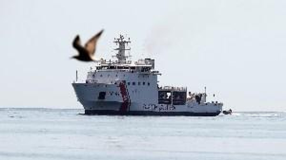 Salvini prohibeix desembarcar 135 migrants en un nou desafiament a la UE