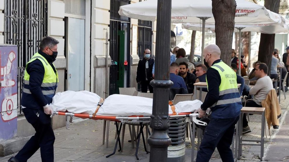 Los trabajadores de la funeraria trasladaron el cadáver de la víctima.