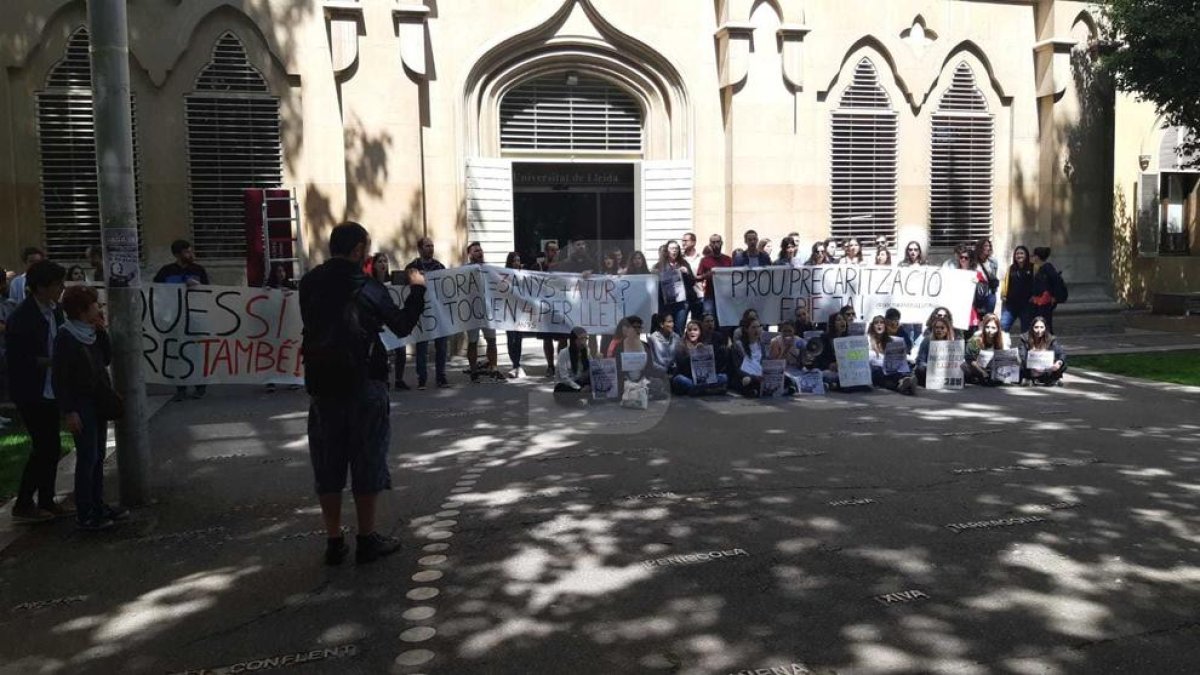 Protesta dels doctorands de la UdL perquè s'apliqui la pujada salarial aprovada
