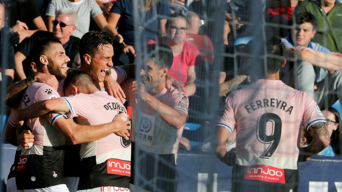 Los jugadores del Espanyol celebran el gol de Bernardo.