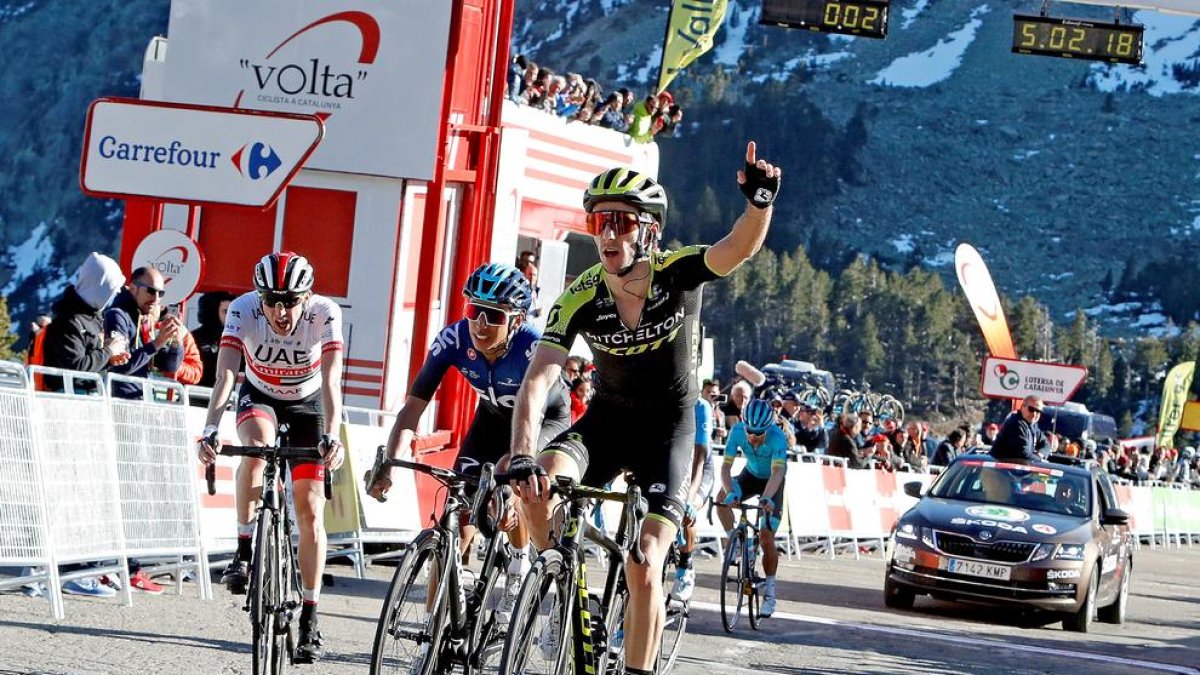 Yates, al moment de creuar la línia de meta com a guanyador de l’etapa d’ahir.