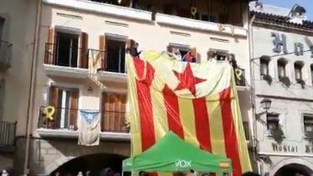 VÍDEO | Despliegan una 'estelada' gigante ante una carpa de VOX en Les Borges Blanques