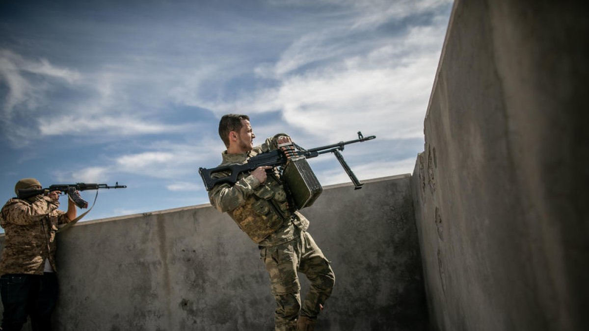 Combatents governamentals lluitant als suburbis de Trípoli, a mitjans d’aquest mes.