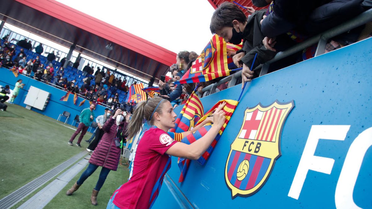 Alexia Putellas, la nueva Balón de Oro, firmando ayer autógrafos.