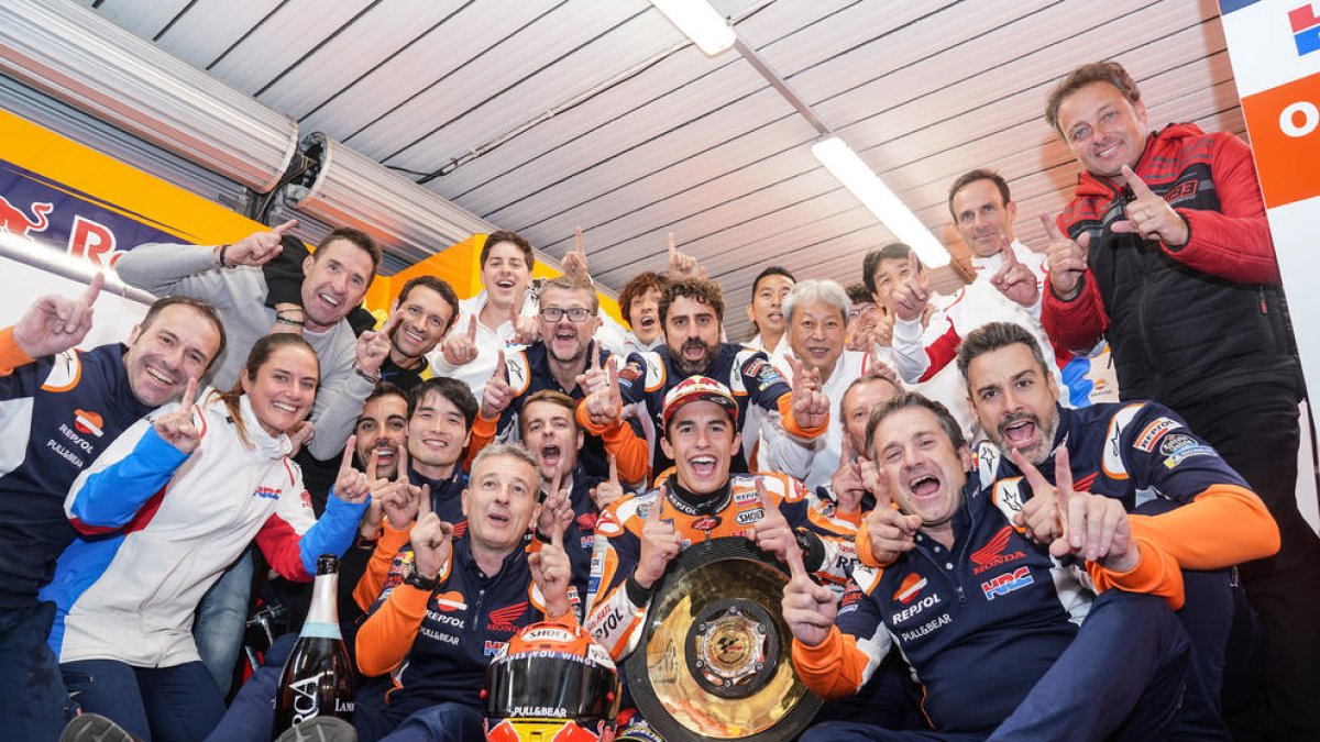 Tot l’equip de Marc Márquez celebra l’onzena victòria de la temporada del lleidatà, que deixa la Triple Corona molt a prop, així com el rècord de punts de Lorenzo.