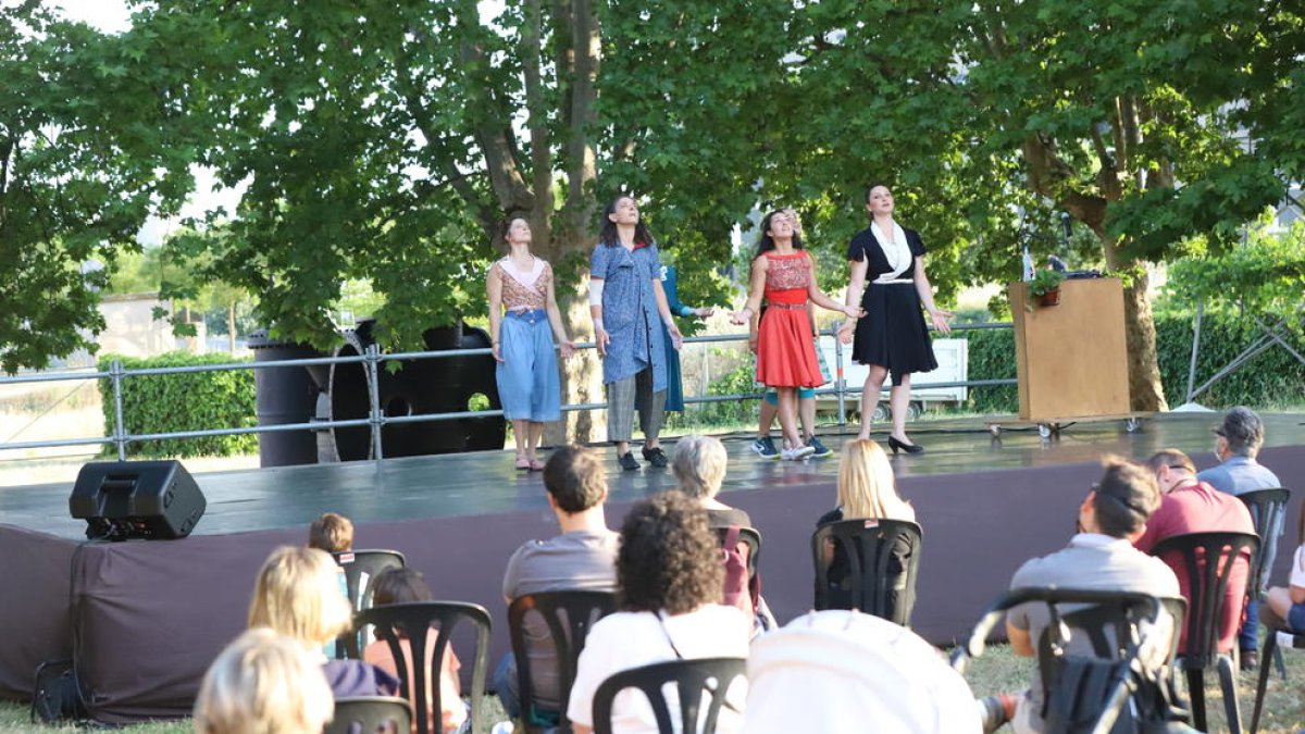 Espectáculo acrobático de Kolektivo Konika en el Museu de l'Aigua