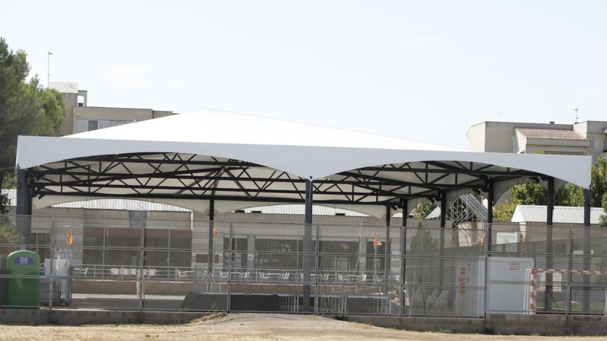 La coberta de la pista poliesportiva de la Bordeta s’ha executat dos anys després.