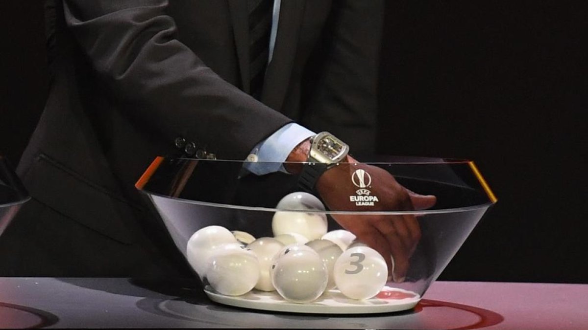 La mà d’Ashley Cole va ser la que va decidir els rivals de l’Espanyol.