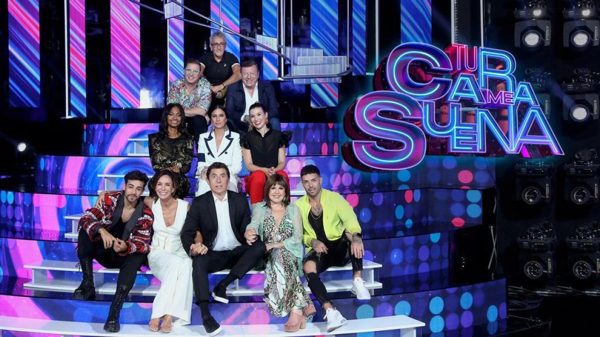 Manel Fuentes, en el centro, rodeado de los nuevos concursantes.