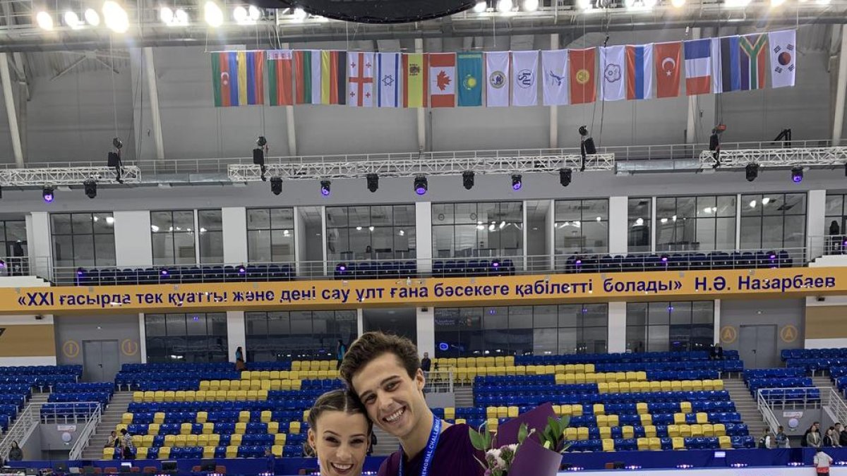 Laura Barquero i Tòn Cónsul, amb les medalles d’Almati.