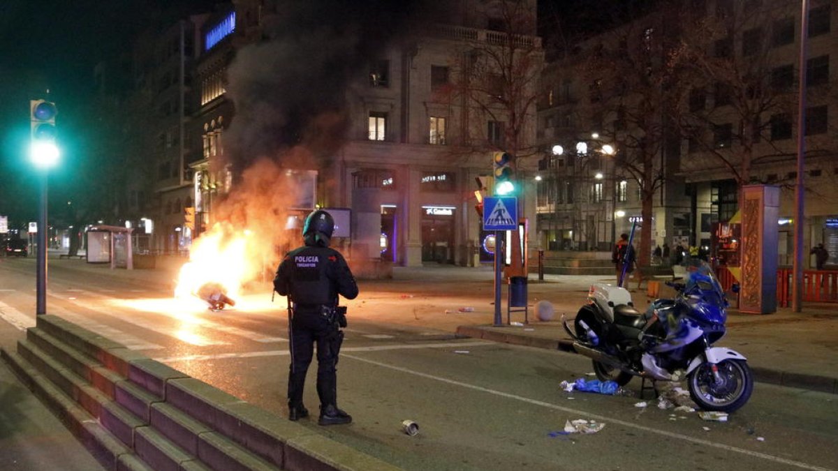 La Audiencia ordena devolver las fianzas de 10.000 euros a los dos encarcelados por los disturbios pro-Hasel en Lleida