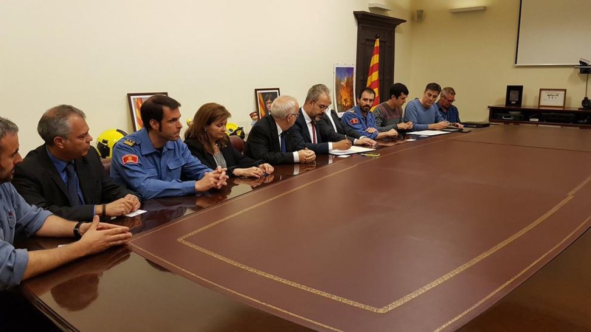 El conseller d’Interior, Miquel Buch, al firmar ahir l’acord amb alguns sindicats.