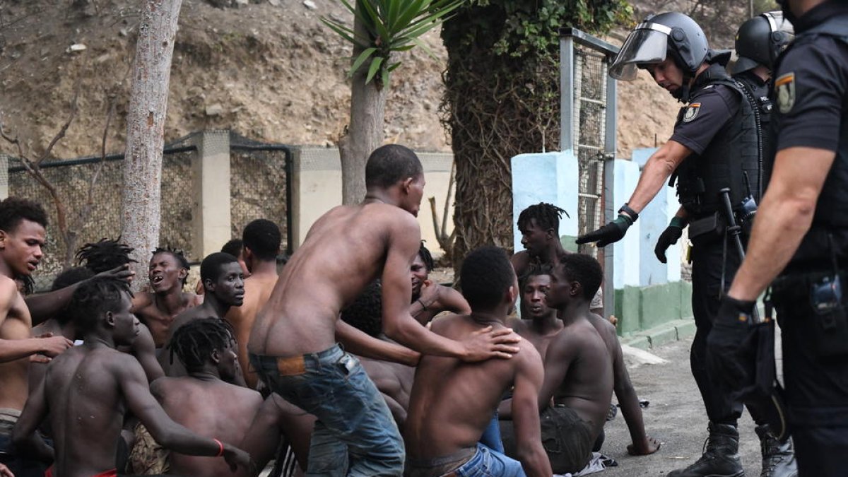 Un total de 155 migrants van entrar a Ceuta saltant la doble tanca en la primera incursió de l’any.