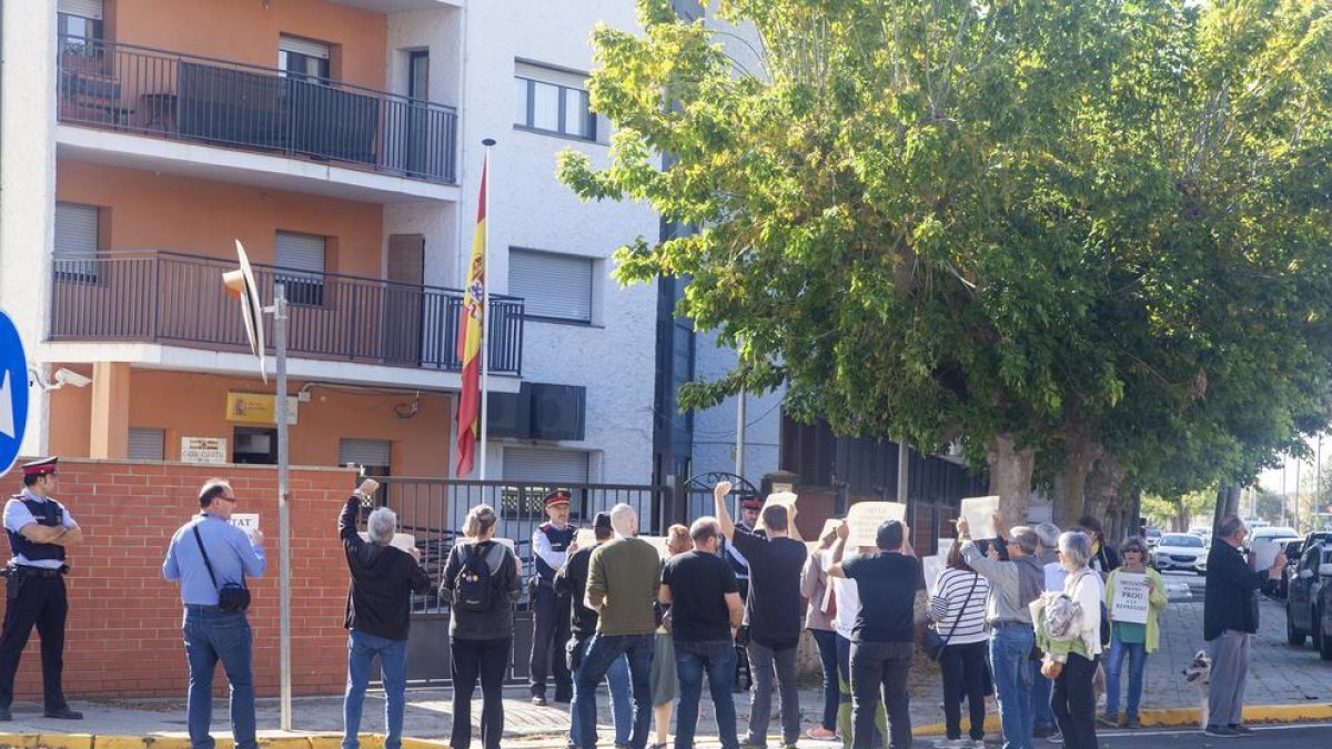 La protesta de Tàrrega, ante el cuartel de la Guardia Civil.
