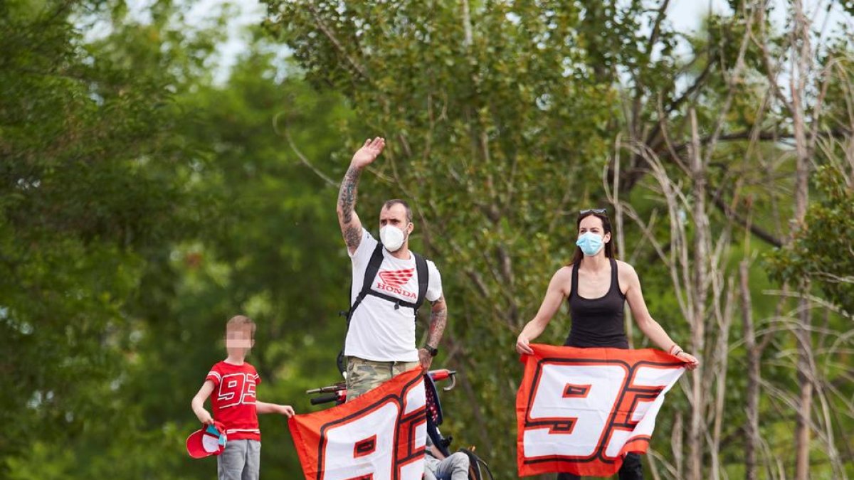 Seguidors de Marc Márquez, ahir a les instal·lacions del Circuit de Montmeló.