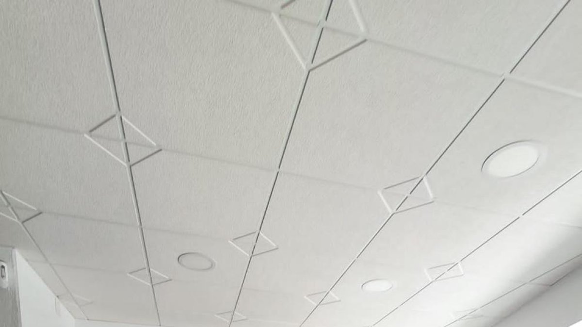 Ortiz, en un comerç entregant les màscares que elabora.