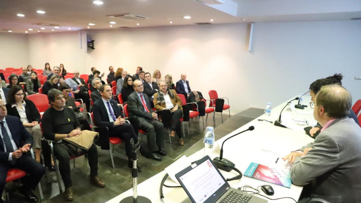 Alguns dels assistents a la jornada, durant la presentació.