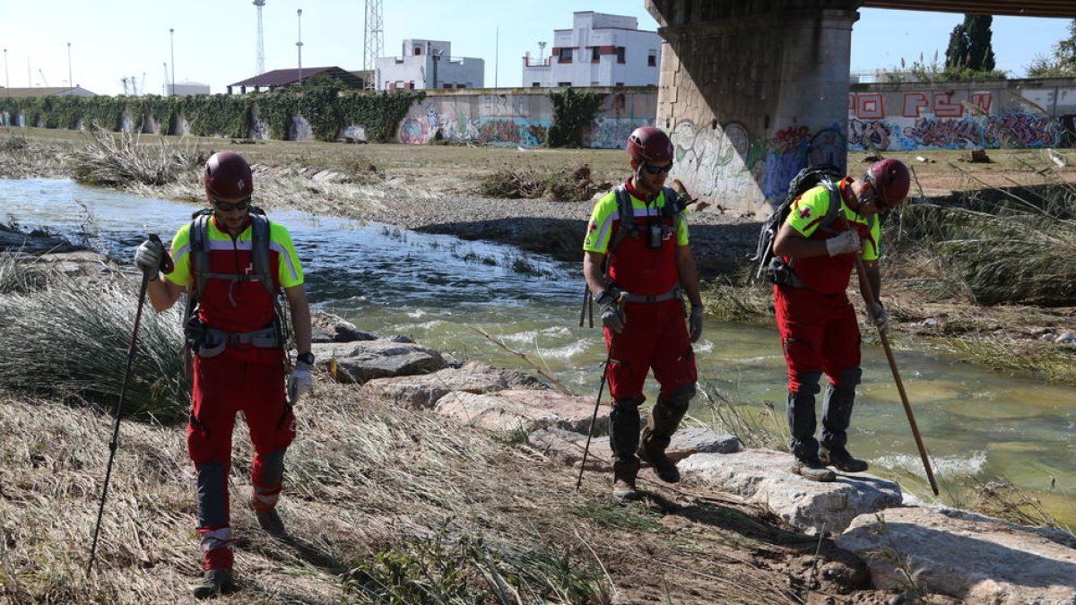 Voluntarios de Creu Roja ayer en el quinto día de búsqueda en el río Francolí en Tarragona.