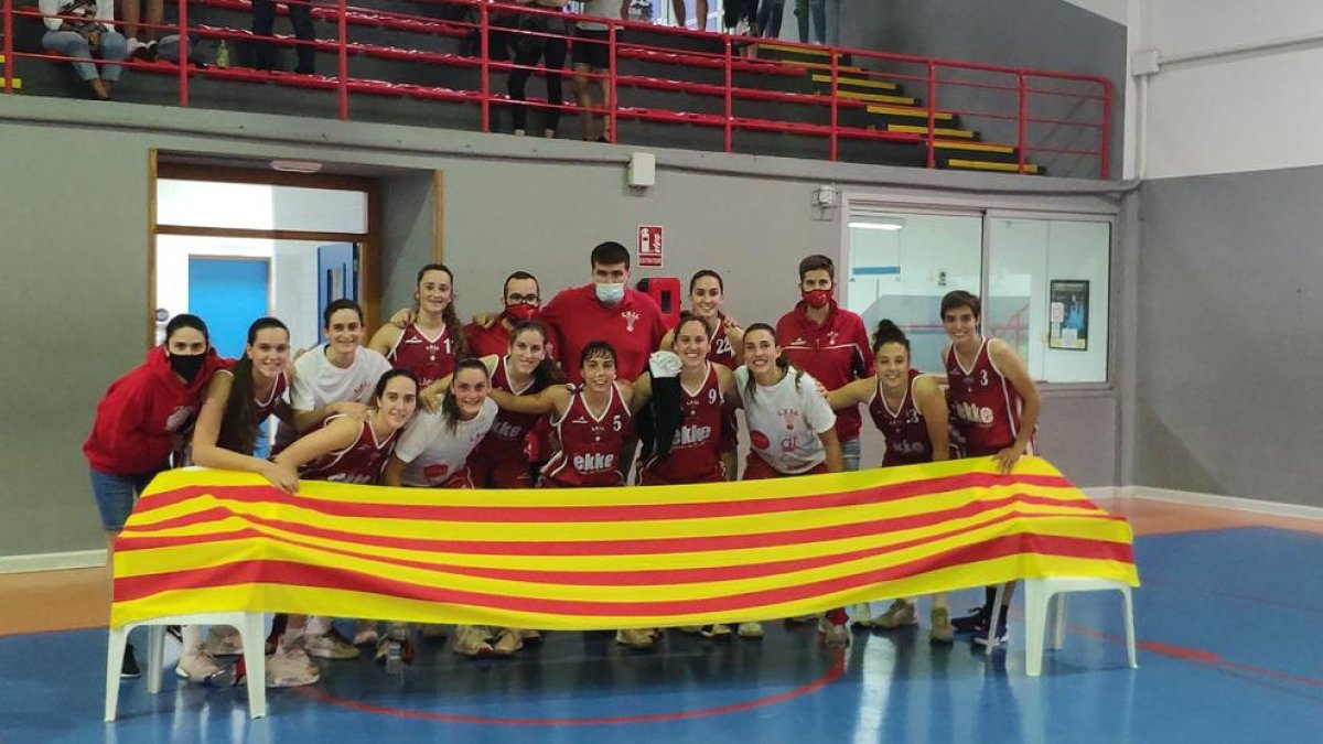 La plantilla del Ekke CB Lleida posó con la Senyera al final de un partido que controló desde el primer segundo.