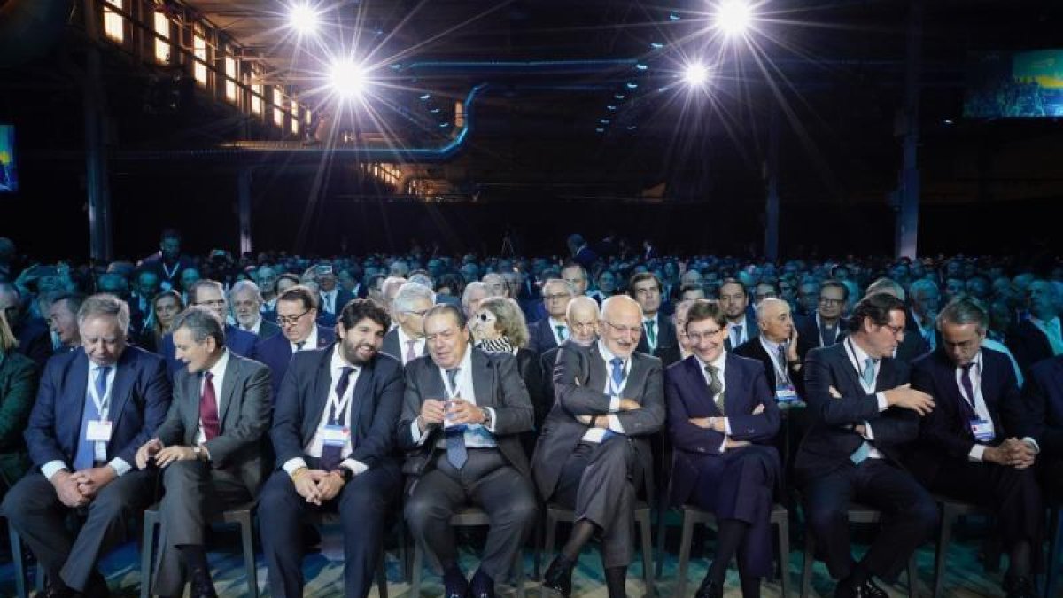 Els empresaris, en l’acte celebrat a Elx pel Corredor Mediterrani.