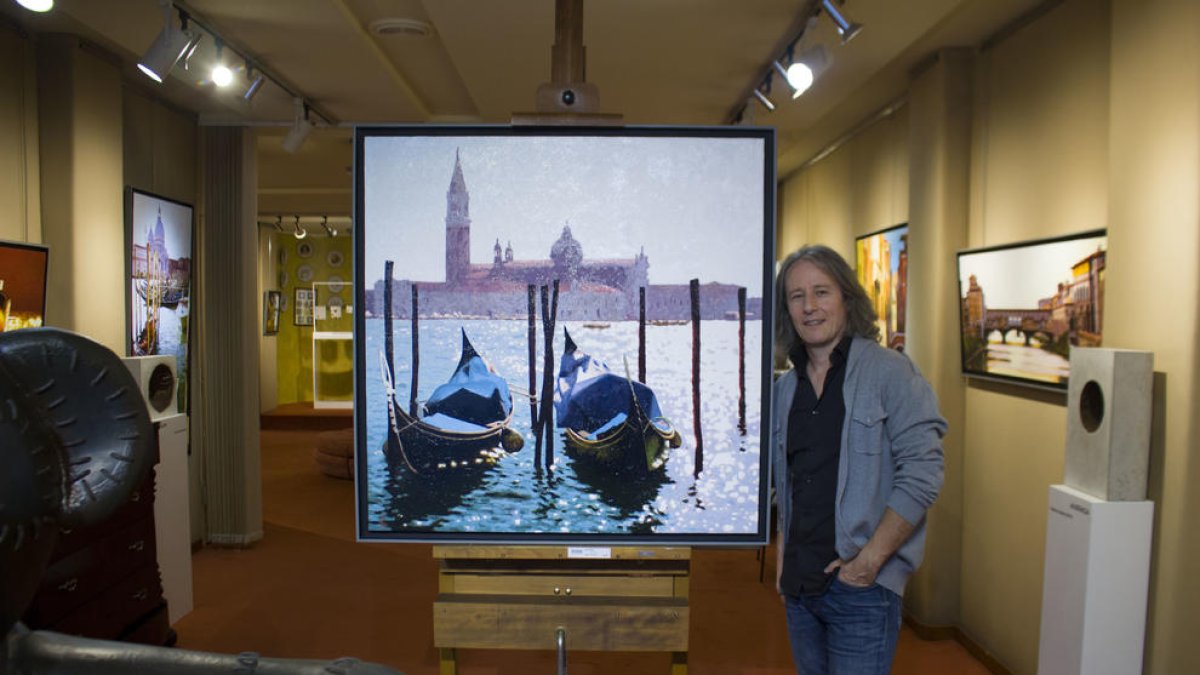 El pintor Jon Landa, amb un dels seus quadres dels canals de Venècia.