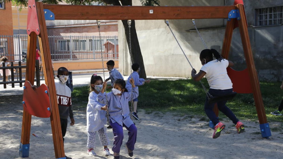 Imagen del pasado curso de varios niños de un colegio de Pardinyes jugando en el patio con mascarilla.