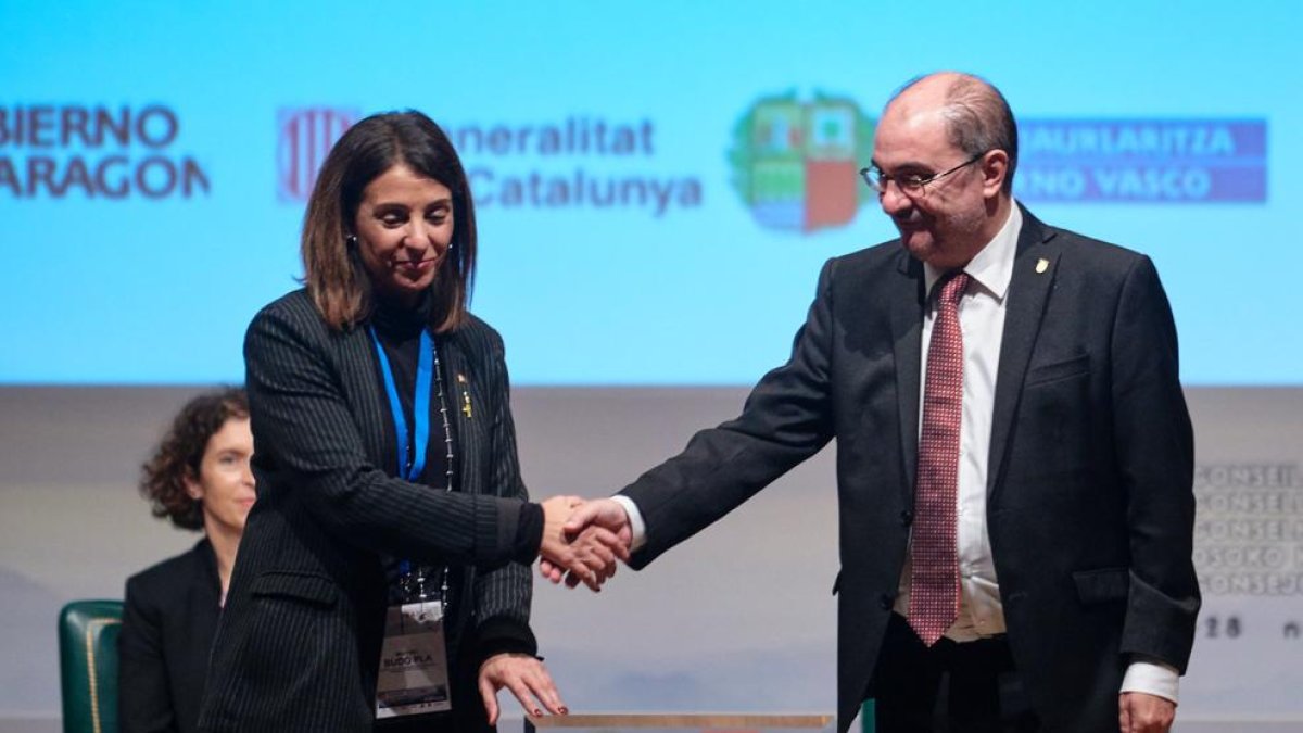 Aragón traspasa a Catalunyaa la presidencia de la Comunidad de Trabajo de los Pirineos  - El presidente del Gobierno de Aragón, Javier Lambán, traspasó ayer a la Generalitat la presidencia de la Comunidad de Trabajo de los Pirineos. Llega despu ...