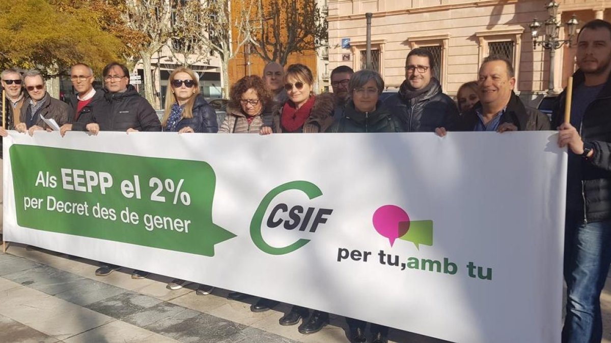 Protesta de funcionaris davant la subdelegació a Lleida.