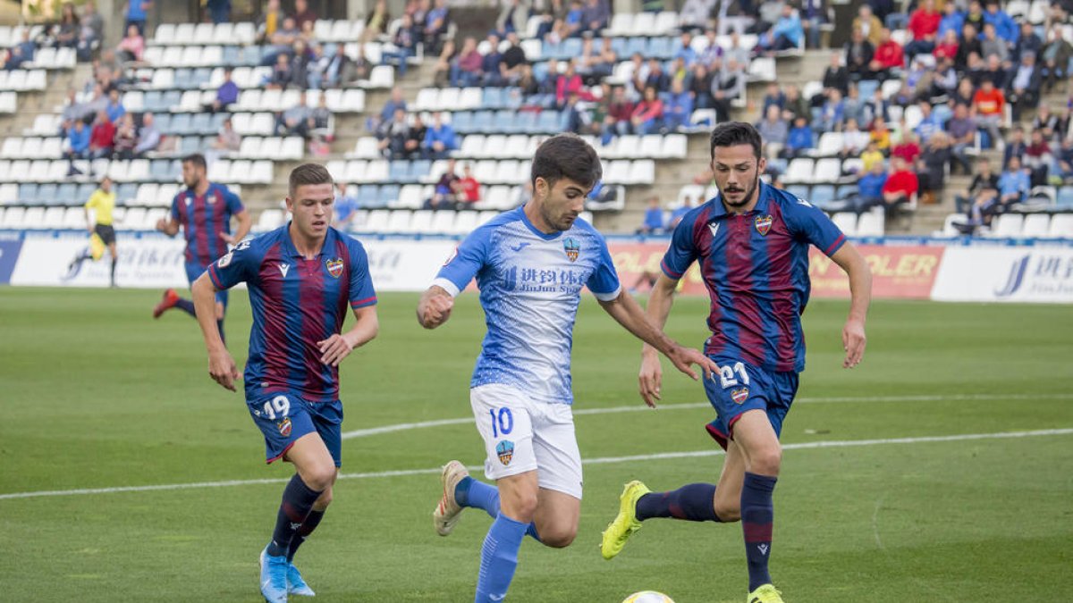 Xemi conduce el balón perseguido por dos rivales en el primer tiempo.