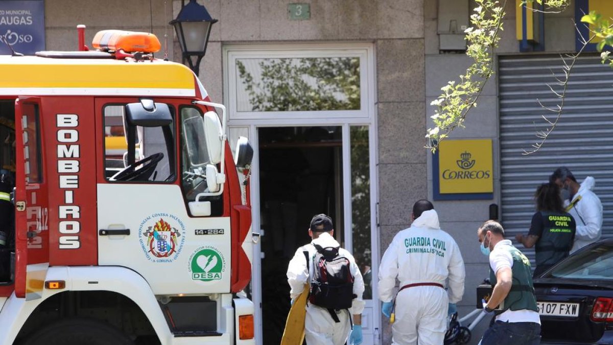 La Guàrdia Civil a l’entrar a l’habitatge que es va incendiar a Galícia.
