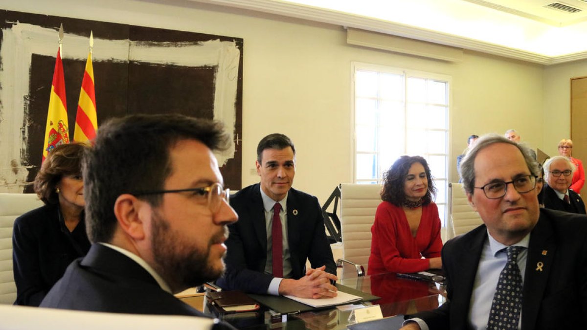 Aragonès y Sánchez, en la mesa de diálogo celebrada a finales de febrero del año pasado.