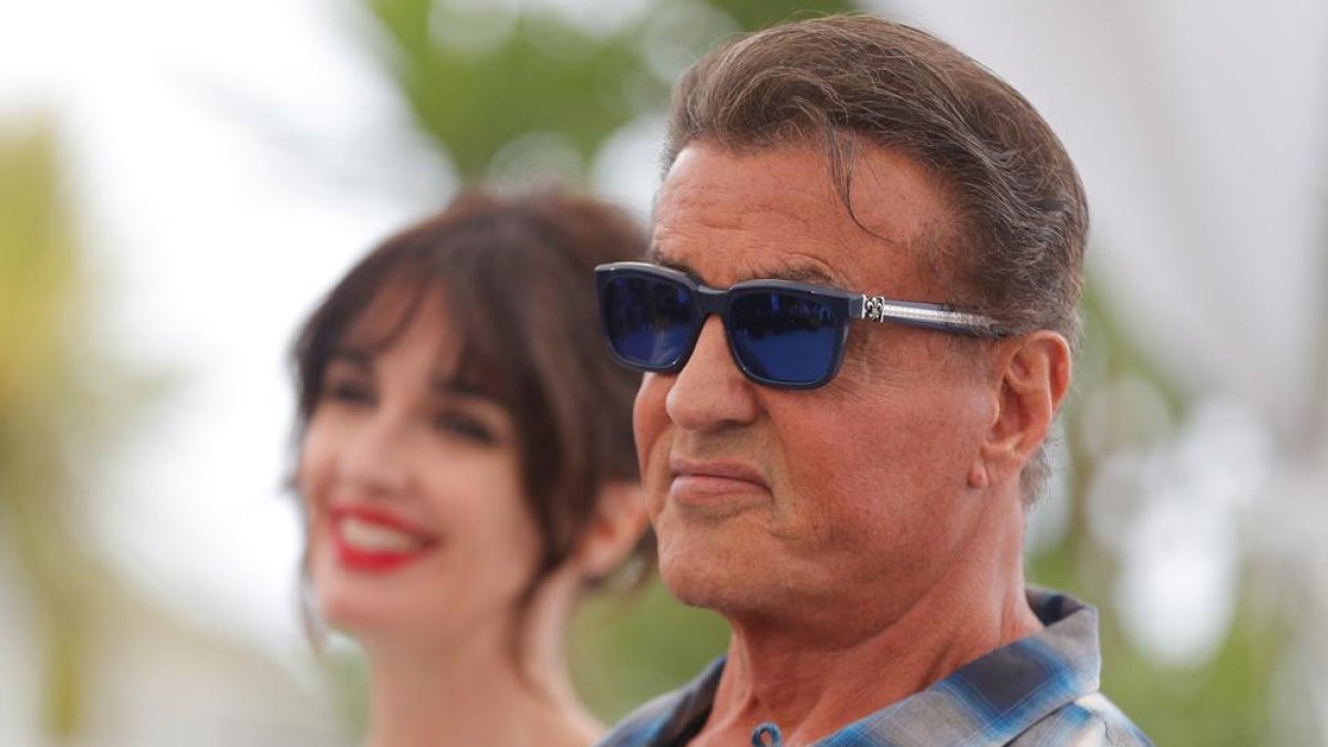 Stallone, ahir a Canes amb l’actriu Paz Vega en segon pla.