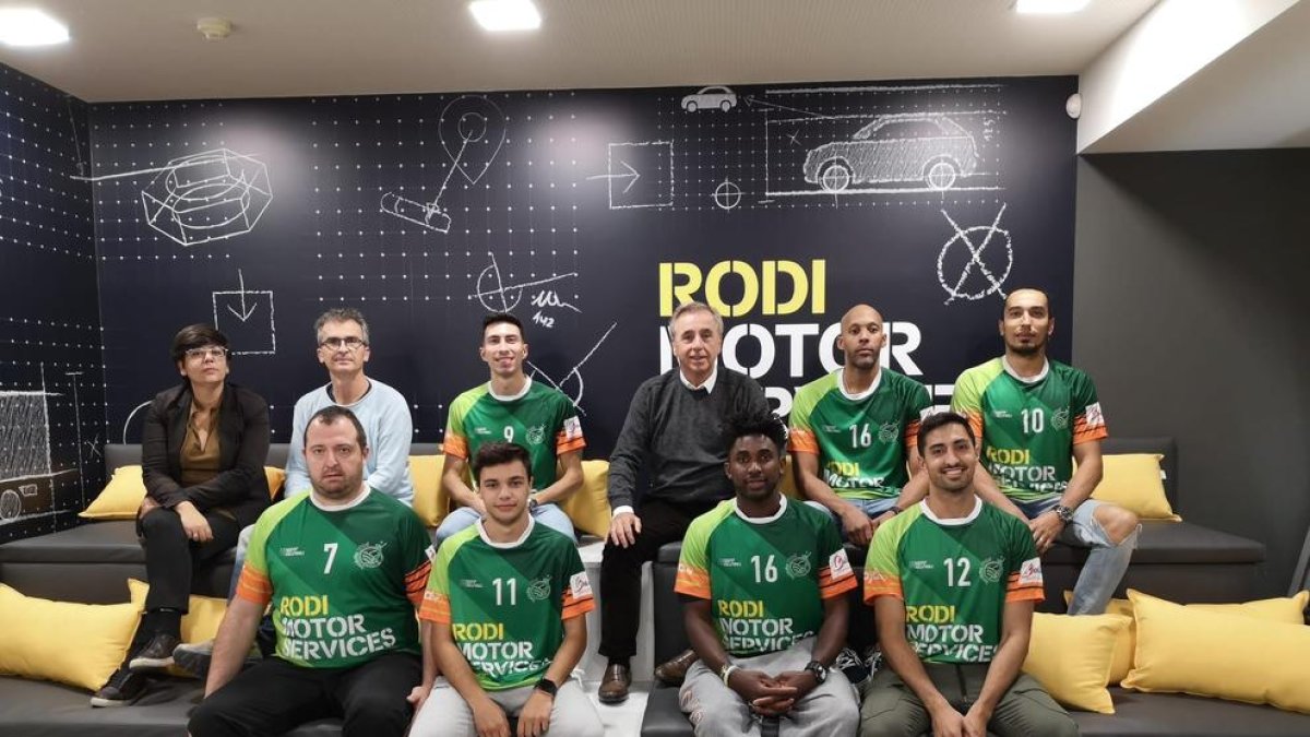 Esteve, Ortega, Oca y jugadores del Balàfia Vòlei ayer en las instalaciones de Rodi.