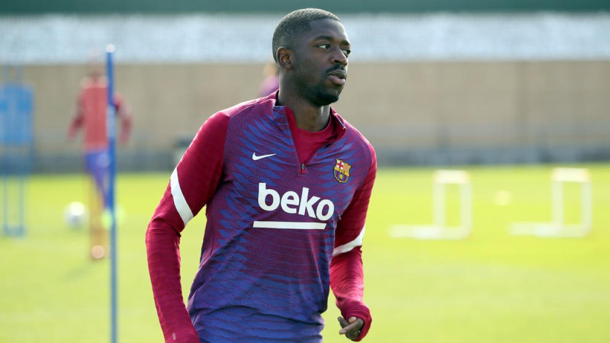 Ousmane Dembélé durant la sessió d’entrenament del Barça a la Ciutat Esportiva.