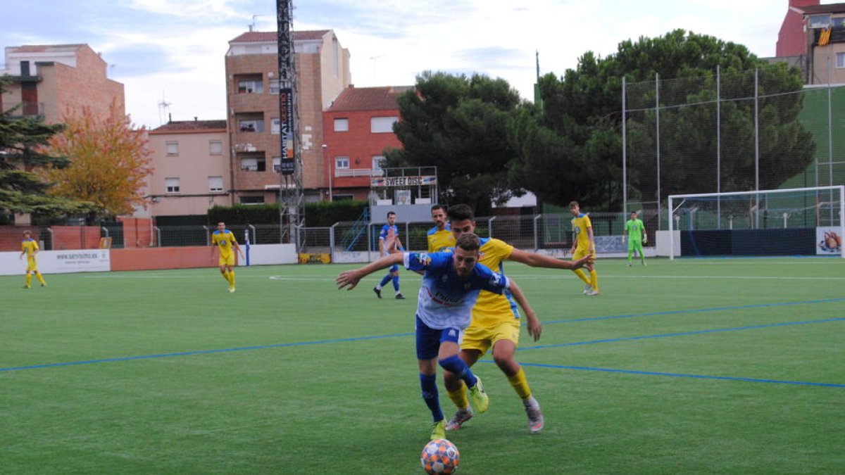 Una jugada del partit entre el Mollerussa i el Catllar.
