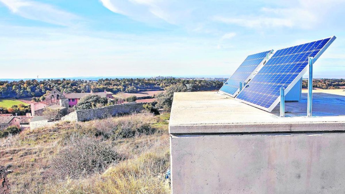 Las placas que se han instalado en el depósito de Cabestany.