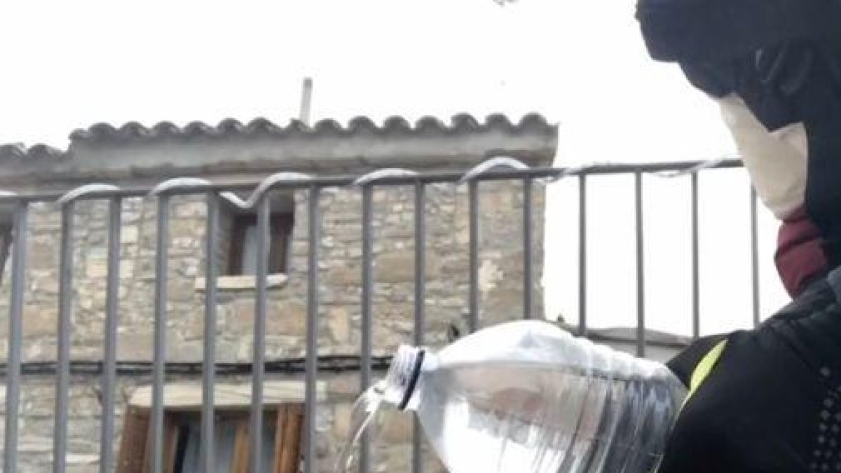 VÍDEO | El fred congela l'aigua de forma instantània a Sant Guim de la Plana