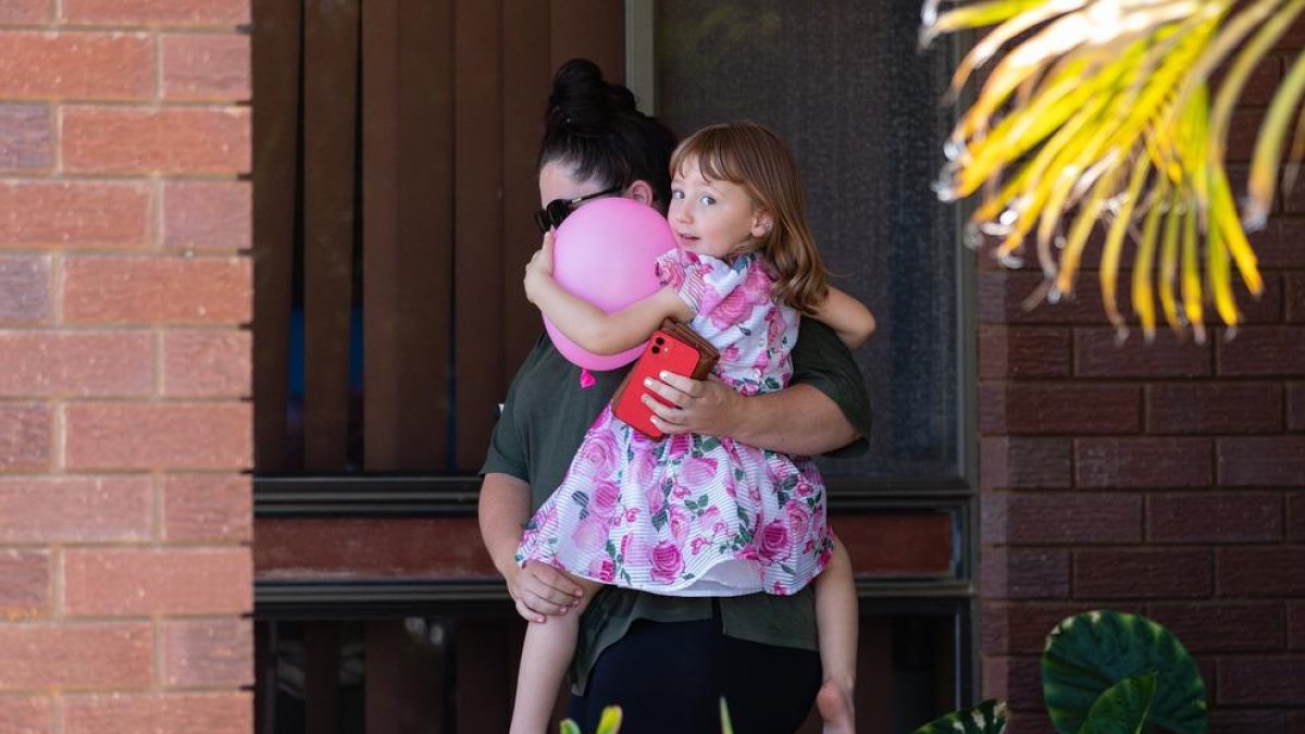 La niña rescatada el miércoles, en brazos de su madre.